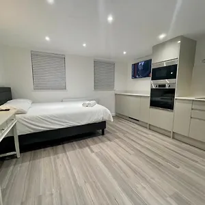 https://apt-riverside-studio-docklands-e14.cambridgehotelsuk.com