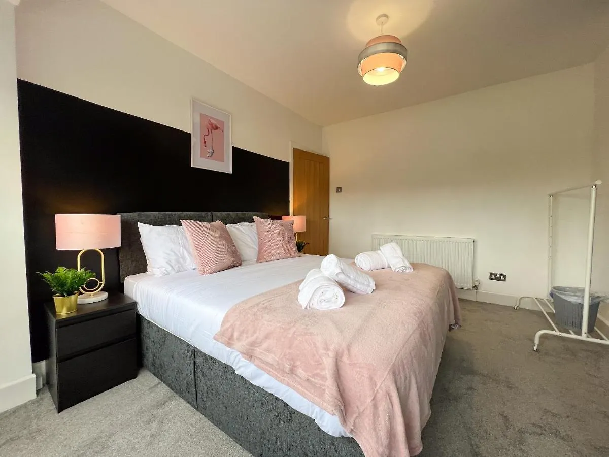 Guest house Sheldon House 3 Bed Cosy Home Nr Jlr & Nec United Kingdom