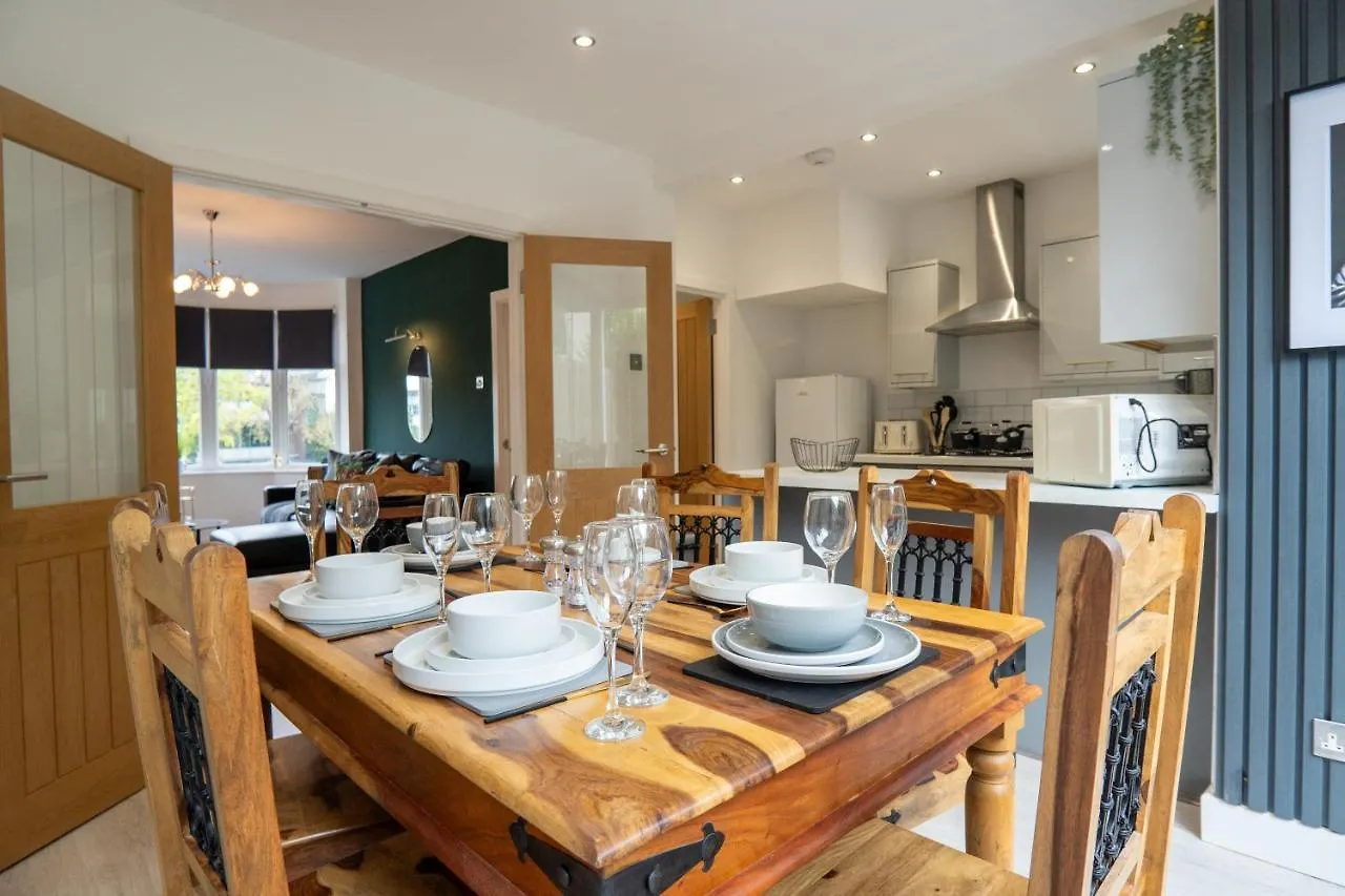 Guest house Sheldon House 3 Bed Cosy Home Nr Jlr & Nec